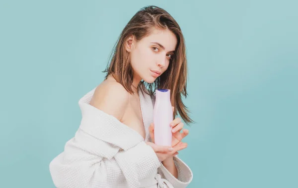 Salud concepto de cabello y belleza. Mujer sostener botella de champú y acondicionador. Mujer joven publicidad cuidado producto. —  Fotos de Stock