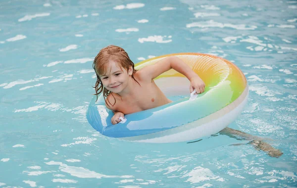 Zwembad voor kinderen. Zomervakantie. Jongen bij het zwembad. Jeugd. — Stockfoto