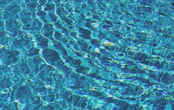 Abstrakt krusning våg och klar turkos vattenyta i poolen, blått vatten våg för bakgrund och abstrakt design. — Stockfoto