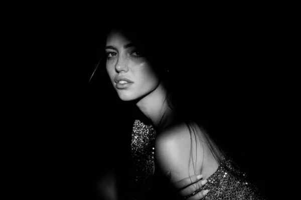 Shadow on girls face, charming attractive female model. Woman in shadow. Female model with shadows on face looking seductive and sensual on dramatic black studio with light. — Fotografia de Stock