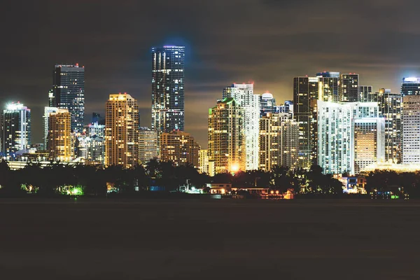 Miami affärsdistrikt, ljus och reflektioner av stadens ljus. Miami natt nere i stan, Florida. — Stockfoto