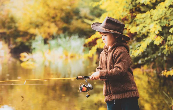 Retrato de pesca bonito menino. Pesca no lago de outono. — Fotografia de Stock