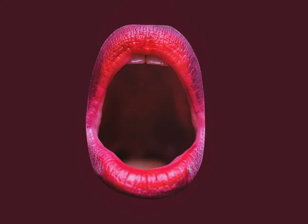 Frau mit offenem Mund aus nächster Nähe. Sexy rote weibliche Lippen. Sinnlich geöffneter Mund. Isolierte Lippe, überraschte Wow-Ikone. — Stockfoto