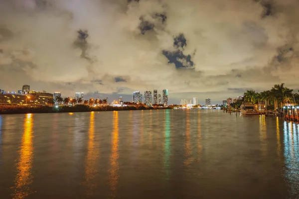 マイアミ市フロリダ、ビスケーン湾のビジネスや住宅の建物や橋と夕日のパノラマ。スカイライン夜景. — ストック写真