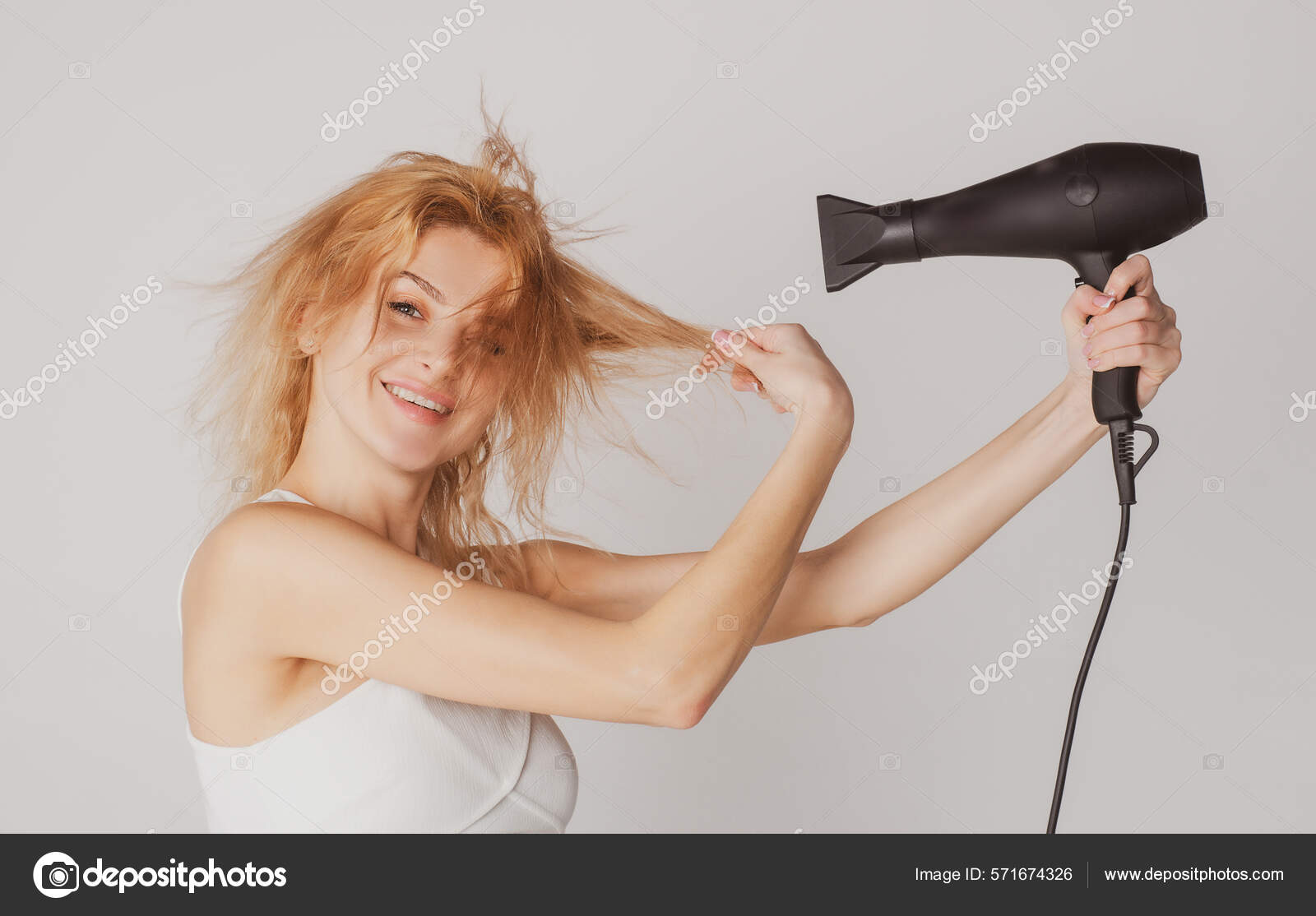 Cabeleireiro profissional bonito, segurando o secador de cabelo