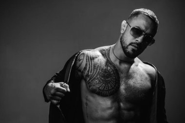 Moda dövme. Göğüs üzerinde dövme ile kaslı İspanyol adam. Deri dövme ile güçlü Latino adam. Kas gövde ve dövme ile dövmeli adam