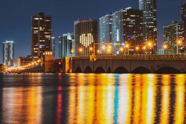 Kentsel gökdelenleri olan Miami gökyüzü manzarası. Miami Şehir Gecesi.