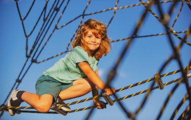 Mutlu çocuk halatla dışarıda oyun oynuyor..