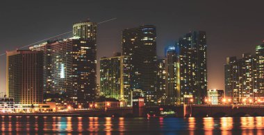 Miami gecesi. Miami şehir merkezi alacakaranlıkta, Florida.