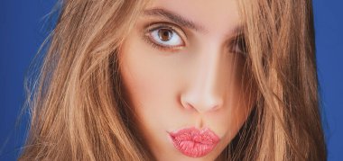 Kadın yüzü. Şehvetli genç kadın modelinin portresi..