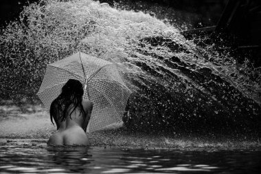 Safari suv. Yarışa hazırlık lastikleri. Off-road araç dağ yolunda gidiyor. Sefer offroader. En iyi Off Road Araçlar. Ralli yarışı.