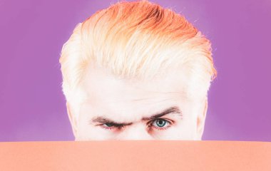 Gözler kapalı. Renkli arka planda boş reklam panosu olan bir adam. Beyaz tahta tutan erkek model. Reklam için boşluk kopyala.