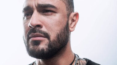 Üzgün ve ağlıyorum. Üzgün adam. Üzgün suratında gözyaşları olan mutsuz bir İspanyol. Acı çeken yakışıklı Latin adam üzgün ve depresif