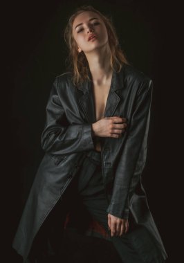 Siyah deri ceketli şehvetli kız. Kıyafet, tarz ve moda..