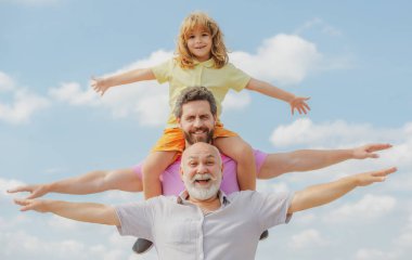 Babalar Günü. Aile babası, hafta sonları farklı yaşlarda. Büyükbabası olan baba ve oğlu el kaldırıyor ya da kollarını açıp uçuyor. Erkekler üretimi.