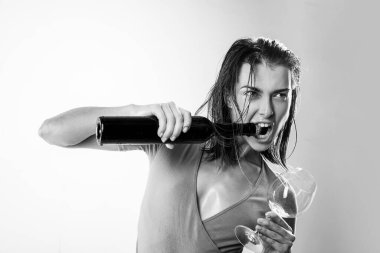 Büyük bir şarap tiryakisi olmak. Şarabın mantarını tirbuşonsuz çıkaran tatlı bir kız. Güzel bir kadın şarap şişesini dişleriyle açıyor. Şarap bardağı tutan şehvetli şarap bağımlısı.