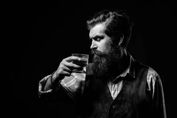 Dobře oblečený muž se sklenicí whisky. Podnikatel se zbaví stresu s whisky. Vousatý obchodník v elegantním obleku se sklenkou whisky. — Stock fotografie
