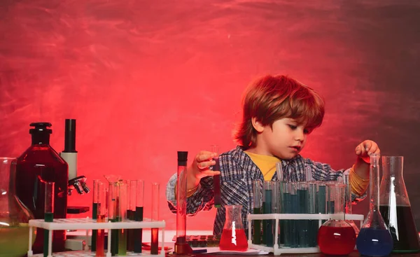 Experiment. Tillbaka till skolan - utbildningskoncept. Kemisk vetenskap. Biologi experiment med mikroskop. Första årets kemi. Det var ett litet kemiexperiment.. — Stockfoto