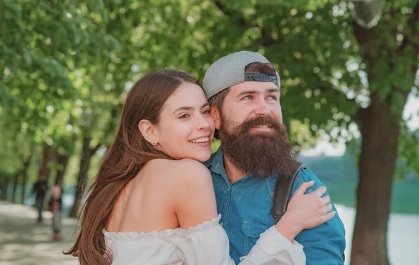 Schönes Paar im Freien, schaut einander an. Sommerspaziergang im Park. Liebe und Zärtlichkeit. — Stockfoto