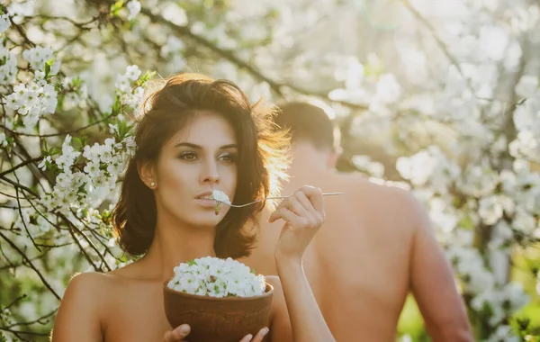 Alimente vegane sănătoase. Cuplu de primăvară care mănâncă mâncare vegetariană de floare . — Fotografie, imagine de stoc