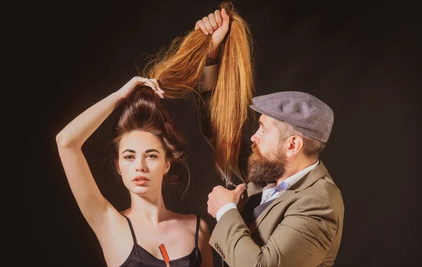 Coiffeur faisant coiffure, coupe de cheveux. Femme aux cheveux longs au salon de beauté. Barbier coupe les cheveux avec des ciseaux. — Photo