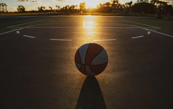 Sporty koszykówki i symbol fitness drużyny spędzającej wolny czas grając na zachodzie słońca. Przestrzeń kopiowania. — Zdjęcie stockowe