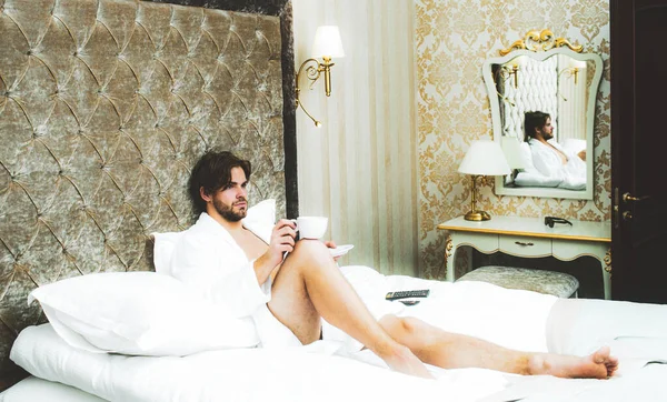 Uomo sexy in camera da letto, buongiorno. — Foto Stock