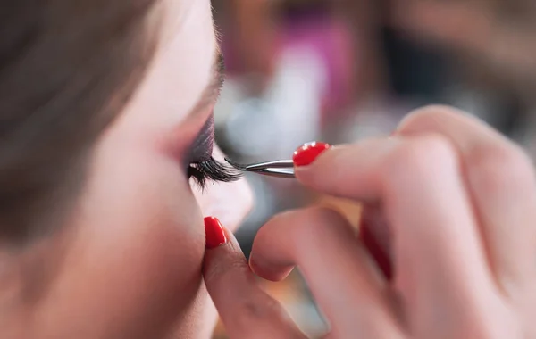 Moda, cosméticos. Menina atraente com pele perfeita. Conceito de visagem de beleza feminina . — Fotografia de Stock