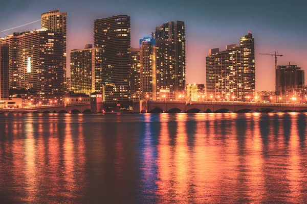 Miami City Skyline a Biscayne öbölből. Miami városkép. — Stock Fotó