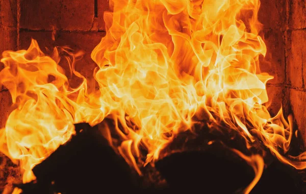 Meghitt tűz, rönkökkel. Ragyogó kandalló. Tűzállóság. Láng háttér. Absztrakt lángok. Égő fa. — Stock Fotó