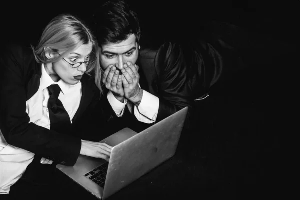 Uomini d'affari. colleghi di lavoro coppia isolato su sfondo nero utilizzando computer portatile. — Foto Stock