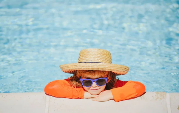 Çocuk yaz tatili. Havuzdaki çocuk. Yaz zamanı.. — Stok fotoğraf