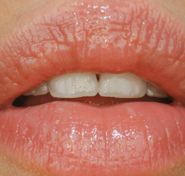 Знак рта, женские губы. Красные губы. Закройте блестящий роскошный рот, гламурная концепция губ. — стоковое фото
