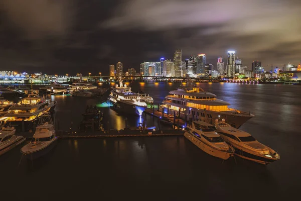 La notte di Miami. Port Miami Florida. Yacht o barca vicino a Miami dow — Foto Stock