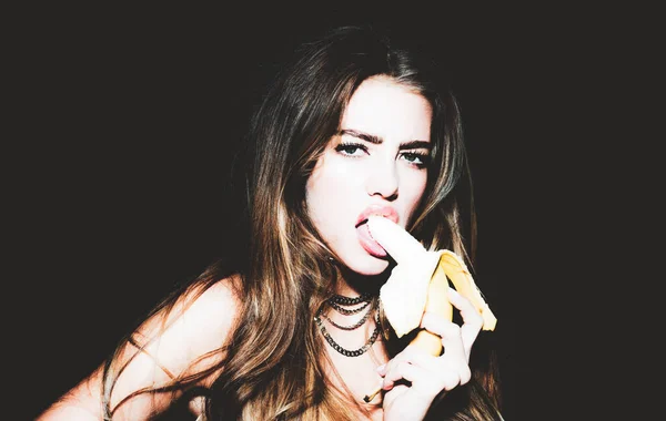 Αστεία νεαρή γυναίκα τρώει μπανάνα. Τροπικά φρούτα. Καλοκαιρινή ιδέα Υγιεινή διατροφή. Φλερτάρει με μια ρομαντική κοπέλα αποπλάνησης. — Φωτογραφία Αρχείου
