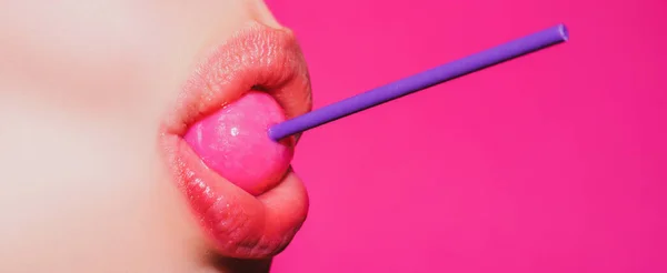 Paleta en boca de mujer, lápiz labial rojo. Mujer lamiendo una piruleta roja brillante. De cerca. Mujer sexy con piruleta en boca sensual. — Foto de Stock