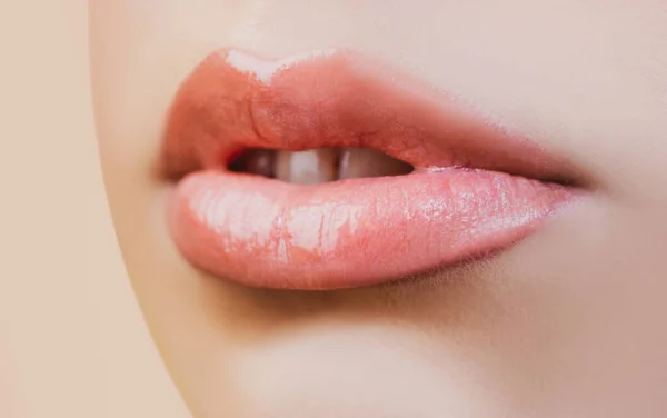 Primer plano labio natural perfecto con maquillaje, boca femenina. Labios rellenos sensuales y sensuales. Macro labios y boca. Hermosos labios tiernos. — Foto de Stock