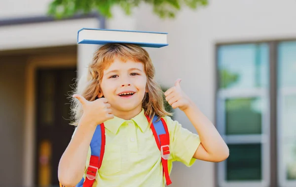 Малюк готовий до школи. Школярка з рюкзаком на відкритому повітрі . — стокове фото