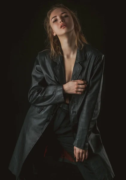 Sensueel meisje in zwart leren jasje. Kleding, stijl en mode. — Stockfoto