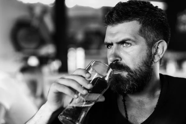 Muž držící hrnek piva. Člověk pije pivo. Retro muž s pivem. Pivní hospody a bary. — Stock fotografie