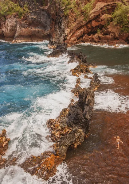石と海の海岸、海の風景です。野生の石のビーチで岩の上に海の波。熱帯の海はリラックス. — ストック写真