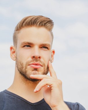 Problemin çözümü. Çekici bir adam bir sorundan kurtulur, bir fikir üretir. İzole edilmiş arkaplan.