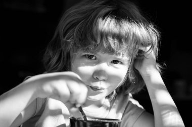 Lezzetli yemekler. Çocuk çorba içiyor. Çocuklar için sağlıklı beslenme. Ev yemeği çocuklar içindir..