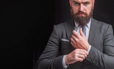 Adam modaya uygun. Lüks klasik takım elbiseler, moda. Klasik takım elbiseli, gömlek ve kravatlı adam. Zengin adam modeli.