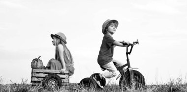 Dışarıda eğlenirken. Yüzünde duygular var. Küçük çocuklar temiz havada eğleniyor. Mutlu küçük çocuklar gülümsüyor. Duygusal bir çocuk. Küçük oğlan ve kız hayatın ve doğanın tadını çıkarıyorlar..