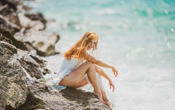 Sexig tjej med perfekt kropp på den tropiska sommarstranden. Sexig kvinna på havet, sensuell kvinnlig modell poserar nära havet bakgrund med kopia utrymme. — Stockfoto