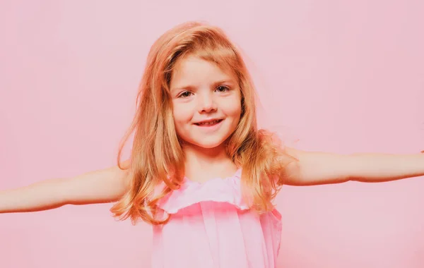 Мила усміхнена дівчина. Маленька дитина в рожевій сукні. Щасливе дитинство . — стокове фото