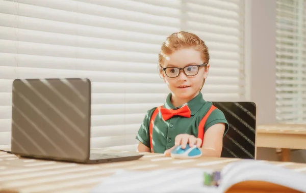 Online-Fernlernen. Schüler mit Computer unterhalten sich in Videokonferenzen mit dem Lehrer im Unterricht. Das Kind lernt zu Hause. Heimschulkonzept. — Stockfoto