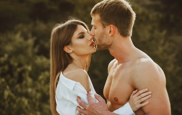 Un beso sensual. Una joven pareja enamorada pasa tiempo juntos. Hombre abrazando y va a besar sensual mujer. — Foto de Stock