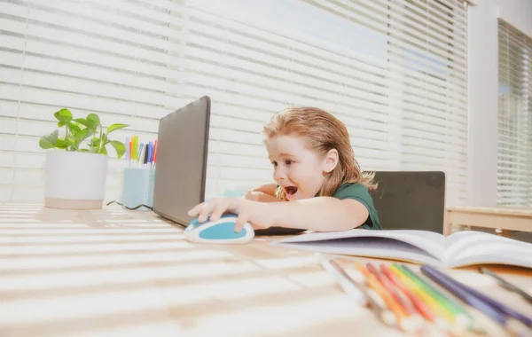 Preadolescente colegial haciendo su tarea con el ordenador portátil en casa. Concepto de educación en línea, alumno en casa. — Foto de Stock